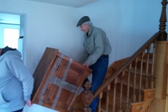 Chris-and-Neighbour-Robert-Melly-hauling-my-Antiques-27APR2020
